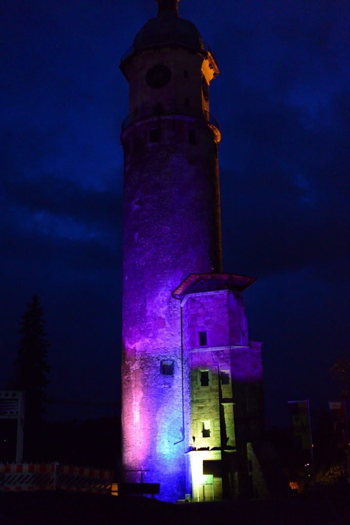 Der beleuchtete Schloßturm beim 2. Lauf der Winter-Stundenlaufserie in Arnstadt im Schloßpark