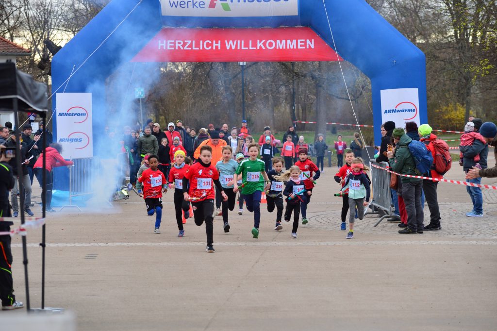 Kinderstaffeln beim 2. Lauf der Winter-Stundenlaufserie in Arnstadt im Schloßpark